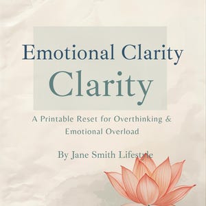 Puede incluir: Una guía imprimible titulada "Claridad Emocional" con una ilustración de flor de loto en acuarela. La portada presenta texto en azul oscuro y verde azulado, con el nombre del autor y la frase "Un reinicio imprimible para el exceso de pensamiento y la sobrecarga emocional."