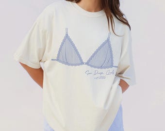 Kundenspezifisches Küsten Bachelorette Comfort Farben Hemd, letzter Toast an der Küste, Bikinis und Martinis, letzte Spritzmuscheln und Hochzeitsglocken