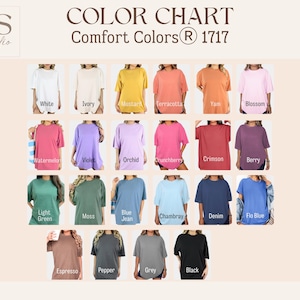 Puede incluir: Carta de colores de camisetas Comfort Colors 1717 en varios tonos. La carta muestra una gama de colores, incluyendo blanco, marfil, mostaza, terracota, &ntilde;ame, flor, sand&iacute;a, violeta, orqu&iacute;dea y m&aacute;s. Cada color se muestra en un modelo que lleva una camiseta de manga corta.