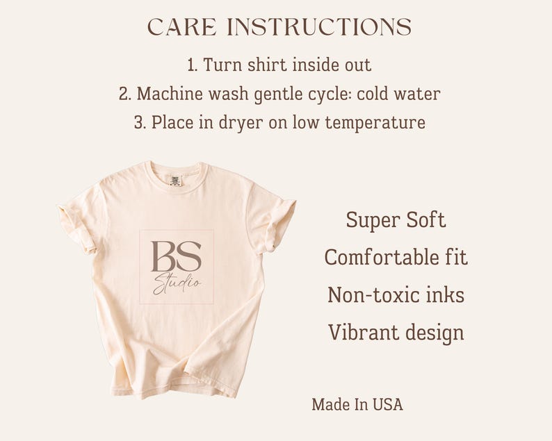 K&ouml;nnte beinhalten: Ein cremefarbenes Kurzarm-T-Shirt mit einem quadratischen Logo mit der Aufschrift BS Studio. Der Text enth&auml;lt CARE INSTRUCTIONS: 1. Turn shirt inside out, 2. Machine wash gentle cycle: cold water, 3. Place in dryer on low temperature. Au&szlig;erdem aufgef&uuml;hrt: Super Soft, Comfortable fit, Non-toxic inks, Vibrant design und Made In USA.