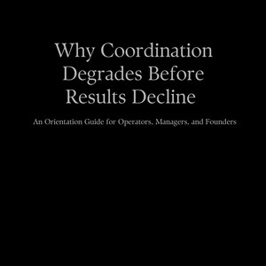 Könnte beinhalten: Buchcover mit dem Titel "Why Coordination Degrades Before Results Decline". Der Untertitel lautet "An Orientation Guide for Operators, Managers, and Founders". Der Autor ist Sunshine Multiverse - Canon Library. Der Hintergrund ist schwarz.