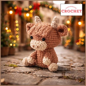 Könnte beinhalten: Ein handgefertigtes Highland-Kuh-Plüschtier aus Häkelarbeit in Braun- und Cremetönen. Das Plüschtier hat kleine Hörner, eine flauschige Schnauze und schwarze Augen. Es sitzt auf einer Pflastersteinoberfläche. Das Bild enthält den Text "Highlandcow Crochet".