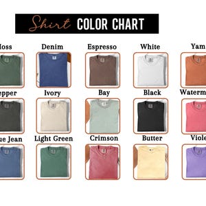 Op de afbeelding: Een kleurenkaart voor shirts, met verschillende kleuren zoals Moss, Denim, Espresso, White, Yam, Pepper, Ivory, Bay, Black, Watermelon, Blue Jean, Light Green, Crimson, Butter en Violet. De tekst "Shirt COLOR CHART" staat bovenaan.