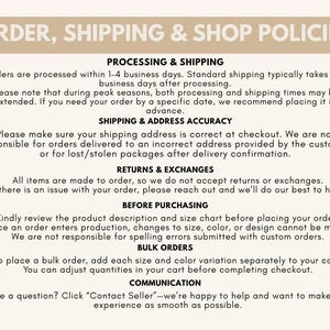Op de afbeelding: Een beige afbeelding met de tekst "ORDER, SHIPPING & SHOP POLICIES". De tekst beschrijft de verwerkingstijden en verzendtijden, de nauwkeurigheid van het verzendadres, retourzendingen en omruilingen en instructies voor bulkbestellingen. Het bevat ook een oproep om contact op te nemen met de verkoper.