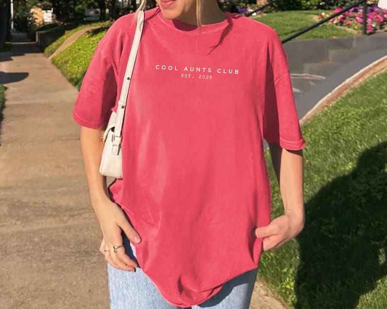 Minimalist Cool Aunts Club Est 2026 Comfort Colors shirt in dark neutral tone, modern aunt pregnancy announcement tee, trendy new aunt gift with clean typography aesthetic