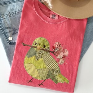 Comfort Colors® Faux Quilted Patchwork Fågelskjorta, Vårfågel-T-shirt, Cottagecore Blommig Fågelskjorta, Vintage Naturgrafik-T-shirt Gåva