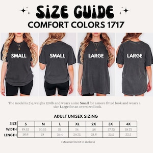 Op de afbeelding: Maattabel voor Comfort Colors 1717 t-shirts. De afbeelding toont modellen die kleine en grote maten dragen. De maattabel geeft afmetingen in inches voor volwassen unisex maten, inclusief breedte en lengte.