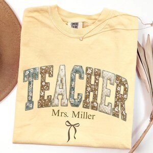 Camiseta personalizada para profesores, camiseta con el nombre del profesor personalizado, camiseta para profesores de Comfort Colors, camiseta para profesores con retazos, regalo de vuelta al cole