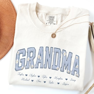 Comfort Colors® Personlig Mormorsskjorta med Faux Quilted Patchwork, Blommig T-shirt, Anpassade Barnbarnsnamn, Mormorspresent, Nana Gigi Mors Dag