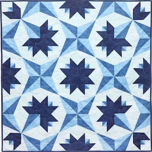 Peut inclure: Une courtepointe carrée avec un motif d'étoiles géométriques dans les tons de bleu et de blanc. La courtepointe présente un motif répétitif d'étoiles à huit branches, avec une bordure bleu foncé. La courtepointe est probablement en coton ou dans un tissu similaire.