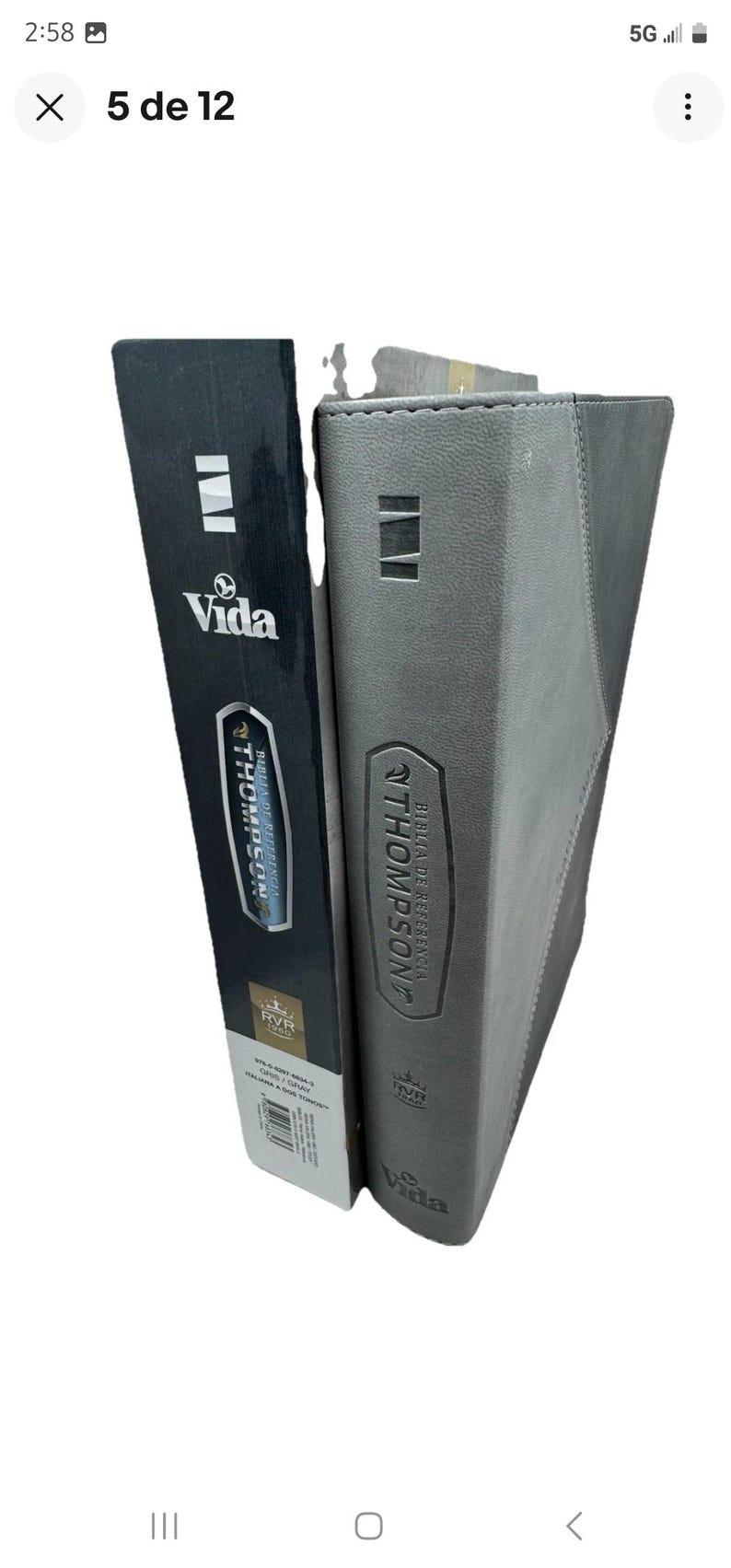 K&ouml;nnte beinhalten: Eine graue Bibel mit dem Text "THOMPSON BIBLIA DE REFERENCIA" und "Vida" auf dem Einband. Der Buchr&uuml;cken ist schwarz mit wei&szlig;em Text und dem Vida-Logo. Es ist eine Referenzausgabe.