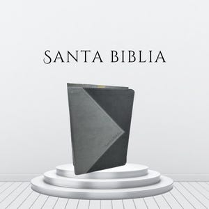 K&ouml;nnte beinhalten: Eine grau-schwarze Bibel mit dem Text "SANTA BIBLIA" dar&uuml;ber. Die Bibel steht auf einem wei&szlig;en, mehrstufigen Pr&auml;sentationsst&auml;nder. Das Cover hat ein geometrisches Design.