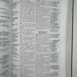 K&ouml;nnte beinhalten: Offenes Buch mit spanischem Text, das die Parabel von den zehn Jungfrauen zeigt. Die Seite ist mit einem Lesezeichen markiert. Der Text ist in schwarzer Schrift.