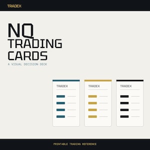 Può includere: Un set di tre carte rettangolari etichettate TRADEX, ognuna con quattro barre orizzontali e linee. Il testo recita NQ TRADING CARDS A VISUAL DECISION DECK e PRINTABLE TRADING REFERENCE. Le carte sono di colore blu scuro, oro e nero.