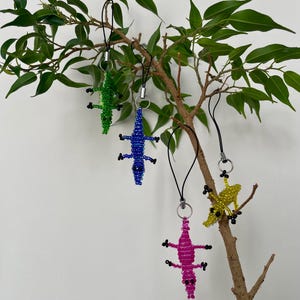 Chaveiros com pingentes de crocodilo com miçangas