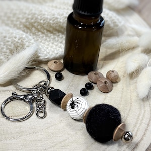 Spinne Schlüsselanhänger schwarz weiß Filz Holz Duftanhänger Diffuser für ätherische Öle Aromatherapie unterwegs  Geschenk für Jungen Kinder