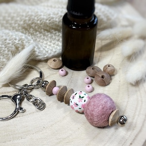 Flower keychain diffuser, pink felt, wood scent pendant, essential oils, aromatherapy on the go, gift idea for mom, girlfriend, women, child