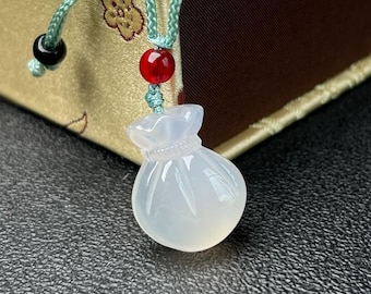 Colgante de ágata blanca con forma de bolsa de la suerte / Amuleto de la fortuna