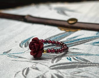 Anillo con cuentas de rosa roja y piedras preciosas: joyería elástica apilable hecha a mano con granate carmesí.
