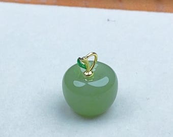 Colgante de manzana de aventurina verde auténtica: delicado detalle de hoja de oro con cordón, joyería talismán hecha a mano.
