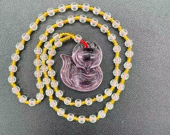 Collar con colgante de zorro espíritu rosa, dije de animal con encanto folclórico, regalo de moda para ella, acabado brillante translúcido