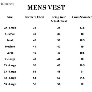 Pu&ograve; includere: Una tabella delle taglie per gilet con il testo MENS VEST e Size in inches. La tabella elenca le taglie dalla 2X-Small alla 5X-Large, includendo colonne per Garment Chest, Being Your Actual Chest e Cross Shoulder in pollici.