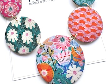 Collar llamativo de estilo bohemio y colorido – Joyería circular de resina y madera