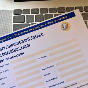 Puede incluir: Un documento blanco titulado "Notary Appointment Intake & Preparation Form" con el logotipo de un bolígrafo y un bloc de notas. El formulario está sobre un teclado de ordenador portátil. El documento incluye campos para la información del cliente.