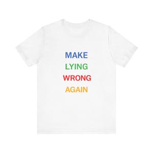 Koszulka „Make Lying Wrong Again” | Koszulka z politycznym hasłem, tęczowy tekst
