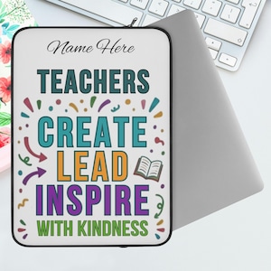 Puede incluir: Una funda blanca para portátil con las palabras "TEACHERS CREATE LEAD INSPIRE WITH KINDNESS" en verde azulado, naranja y morado. Las palabras "Name Here" están encima del texto principal en una fuente de escritura. También hay un icono de libro.