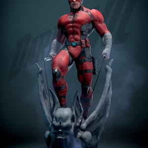Könnte beinhalten: Detaillierte Statue der Marvel Comics-Figur Daredevil. Die Figur befindet sich in einer dynamischen Pose und trägt ein rot-schwarzes Kostüm mit einer gehörnten Maske. Er steht auf einem gargoyleartigen Sockel und hält seine Schlagstöcke. Der Hintergrund ist ein dunkles, rauchiges Blau.