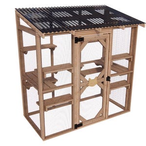 Pode incluir: Um cercado de gato de madeira com um telhado ondulado preto. A estrutura apresenta múltiplos níveis de plataformas e uma porta com um recorte em forma de gato. As laterais são fechadas com tela de arame para ventilação e visibilidade.