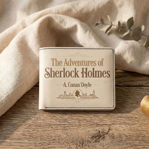 Peut inclure: Un portefeuille crème avec l'inscription "The Adventures of Sherlock Holmes" et "A. Conan Doyle". Le portefeuille est orné de coutures noires et d'une silhouette de Sherlock Holmes avec un paysage urbain en bas.