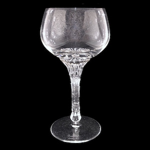 Op de afbeelding: Een helder glazen wijnglas met een lange, slanke steel en een brede kom. De steel is versierd met een textuurpatroon.