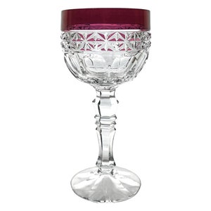 Puede incluir: Una copa de vino de cristal transparente con un diseño de cristal tallado y un borde morado oscuro.