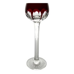 Könnte beinhalten: Ein hohes, klares Glas mit einem langen Stiel und einer breiten, runden Schale. Die Schale ist mit einem Band aus dunkelrotem Glas verziert.