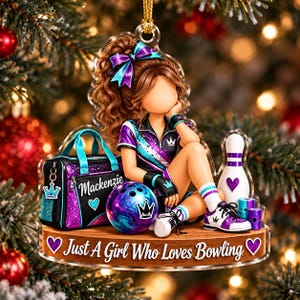 Op de afbeelding: Een decoratief acryl ornament met een bowling-thema figuur met bruin haar en een paars en turquoise outfit. Het figuur zit naast een bowlingtas met het label Mackenzie, een bowlingbal en een kegel. Tekst: Just A Girl Who Loves Bowling.