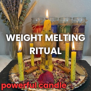 Peut inclure: Une bougie jaune allumée est au centre d'une présentation spirituelle, entourée de petites bougies, de bâtons de cannelle et d'herbes séchées sur une assiette décorative. Le texte "WEIGHT MELTING RITUAL" et "powerful candle" sont visibles.