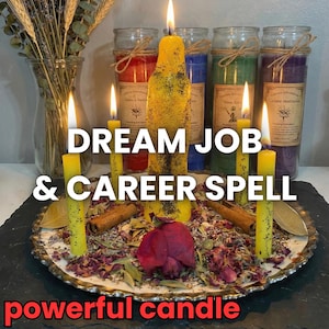 Op de afbeelding: Een opstelling van brandende kaarsen, met een grote gele kaars in het midden, omringd door kleinere gele kaarsen, kaneelstokjes en rozenblaadjes. De tekst "DREAM JOB & CAREER SPELL" is zichtbaar.
