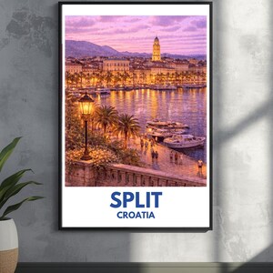 Könnte beinhalten: Gerahmter Druck von Split, Kroatien, in der Abenddämmerung. Das Bild zeigt eine Küstenstadt mit beleuchteten Gebäuden, Palmen und Booten im Wasser. Der Himmel ist eine Mischung aus Lila und Rosa. Der Text "SPLIT CROATIA" befindet sich unten.