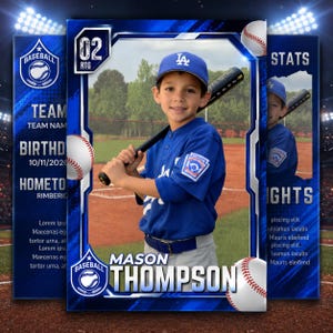 Peut inclure: Une carte de baseball personnalisée montrant un jeune joueur en maillot et casquette bleus tenant une batte noire. Le design inclut une bordure bleue, des graphismes de baseball et des champs de texte pour les statistiques, l'équipe et le nom Mason Thompson.