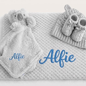 Set de regalo personalizado para bebé con diseño de koala / Cesta de regalo Safari en gris neutro, manta, gorro, patucos y edredón.
