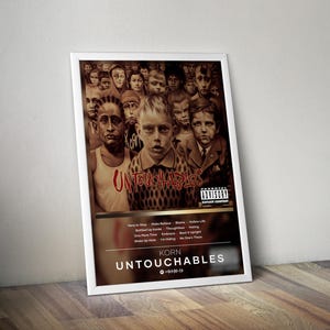 Puede incluir: Un póster enmarcado del álbum Untouchables de Korn, con una multitud de niños en tonos sepia, el texto rojo Untouchables, una etiqueta de Parental Advisory, una lista de canciones, el nombre de la banda Korn y el título Untouchables.