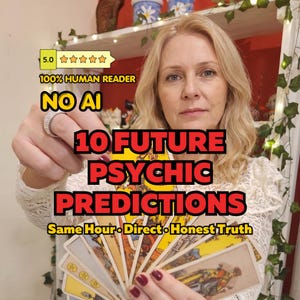 Puede incluir: Un abanico de cartas de tarot sostenido frente a una persona, con varias figuras y símbolos ilustrados. Los textos superpuestos incluyen 5.0 estrellas, 100% HUMAN READER, NO AI, 10 FUTURE PSYCHIC PREDICTIONS y Same Hour, Direct, Honest Truth.