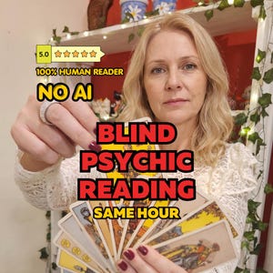 Op de afbeelding: Een set tarotkaarten in een waaier, met diverse geïllustreerde figuren en symbolen. De tekst op de afbeelding luidt 5.0, 100% HUMAN READER, NO AI, BLIND PSYCHIC READING en SAME HOUR, weergegeven in gele en rode letters.