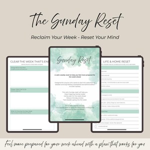 Puede incluir: Tres tabletas digitales que muestran un planificador semanal titulado "The Sunday Reset". Las tabletas presentan texto y diseños de acuarela en tonos verdes y blancos. La frase "Reclaim Your Week - Reset Your Mind" se muestra encima de las tabletas.