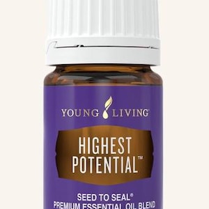 Könnte beinhalten: Kleine braune Glasflasche mit weißem Verschluss. Das lila Etikett trägt den goldenen Schriftzug "HIGHEST POTENTIAL". Enthält 5 ml ätherisches Öl-Mischung.