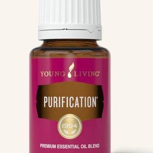 以下が含まれることがあります： Young LivingのPurificationエッセンシャルオイルブレンドの茶色のガラス瓶。白いキャップと「PURIFICATION」と「1994」の文字が入ったラベルが付いています。ラベルは濃いピンク色で、金色のアクセントがあります。15 ml入りです。