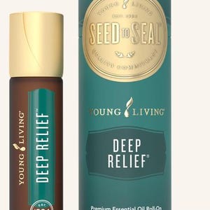 Op de afbeelding: Een bruine essentiële olie roll-on fles met een gouden dop en een turquoise label met de tekst "DEEP RELIEF". Naast de fles staat een turquoise cilinder met een gouden zegel en de woorden "SEED TO SEAL" en "DEEP RELIEF". De fles bevat 10 ml olie.