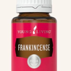 Puede incluir: Una botella de vidrio marrón de aceite esencial de incienso Young Living. La botella tiene una tapa blanca y una etiqueta roja con la palabra "FRANKINCENSE". La etiqueta también incluye el texto "PREMIUM ESSENTIAL OIL" y "15 ml".